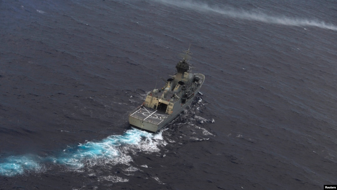 Kapal angkatan laut Australia HMAS Perth dipandu pesawat angkatan udara Selandia Baru dalam pencarian pesawat Malaysia Airlines di Samudera Hindia (13/4). (Reuters/Greg Wood)