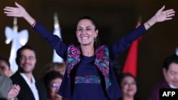 Kandidat presiden Meksiko untuk partai berkuasa Morena, Claudia Sheinbaum merayakan hasil pemilihan umum di Zocalo Square di Mexico City, Senin 3 Juni 2024.