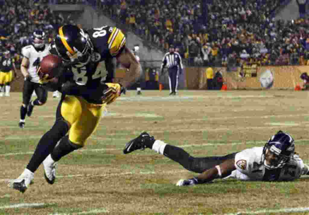 Antonio Brown (Pittsburgh Steelers) deja en el suelgo al jugador de los Baltimore Ravens, Lardarius Webb.