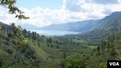 Panorama pegunungan salah satu pesona Sumatra favorit yang dapat dinikamti wisatawan dengan kereta api. (VOA/Budi Nahaba)