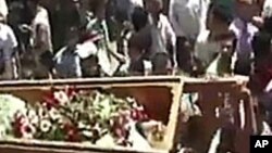 숨진 시위대원의 시신을 들고 행진하는 시리아인들(자료사진)