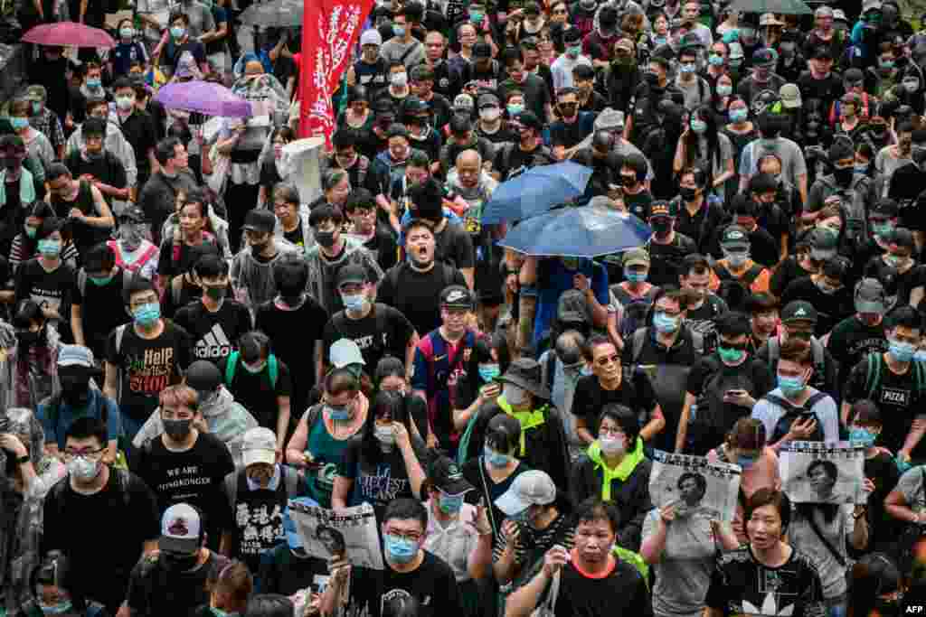 抗議者不顧警察禁令在渣打花園集會並呼喊口號。 (2019年8月31日)