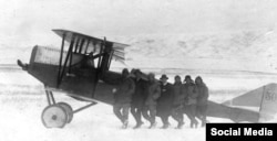 საქართველოს მთავრობის მიერ იტალიაში შეძენილ Ansaldo SVA 10-თან ქართველი და იტალიელი მფრინავები, ნავთლუღის აეროდრომი, 1920 წელი
