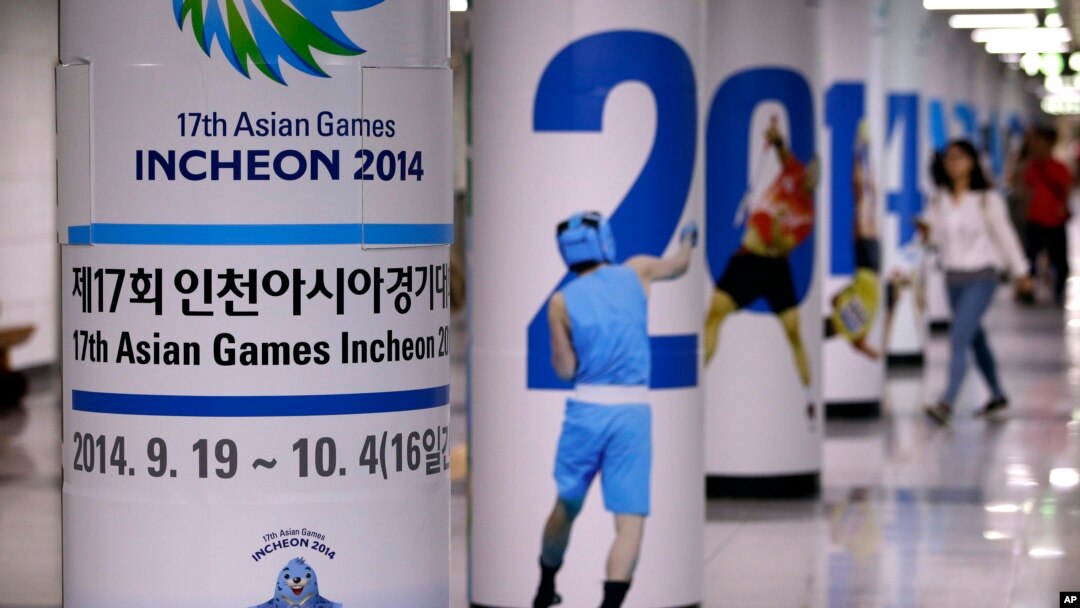 Poster Asian Games 2014 menghiasi stasiun subway (kereta api bawah tanah) di Seoul, Korea Selatan (18/7). Korea Utara mengancam akan menarik kontingennya dari Asian Games yang akan diadakan di Korea Selatan tahun ini, setelah pembicaraan mengenai keikutsertaan Korea Utara macet pekan ini.