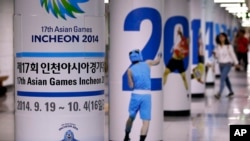 Poster Asian Games 2014 menghiasi stasiun subway (kereta api bawah tanah) di Seoul, Korea Selatan (18/7). Korea Utara mengancam akan menarik kontingennya dari Asian Games yang akan diadakan di Korea Selatan tahun ini, setelah pembicaraan mengenai keikutsertaan Korea Utara macet pekan ini.