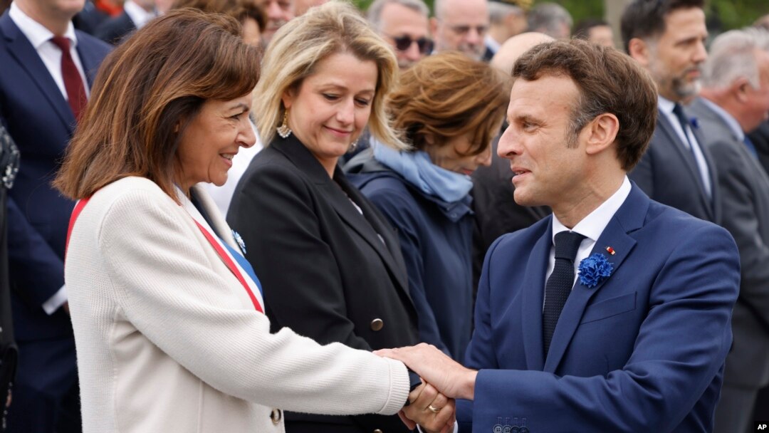 Gradonačelnica Pariza An Idalgo i predsednik Emanuel Makron u Parizu 8. maja 2021 na ceremoniji obeležavanja 77 godina od kraja Drugog svetskog rata. (Foto: AP/Ludovic Marin)