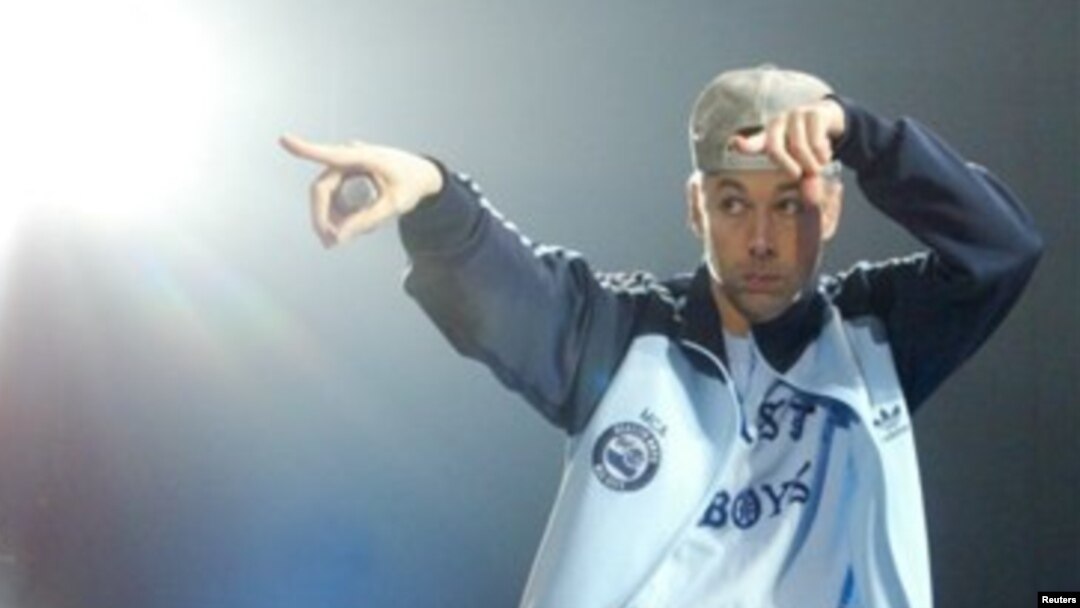 Adam Yauch alias 'MCA' dari band Beasty Boys asal New York dalam suatu pertunjukkannya di Max Schmeling Halle, Berlin (Foto: dok). Mentornya, Russell Simmons, mengabarkan bahwa Yauch tutup usia dalam usia 47 tahun, Jum'at (4/5).