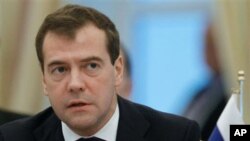 Russian President Dmitry Medvedev speaks at the Caspian summit in Baku, Azerbaijan, 18 Nov 2010