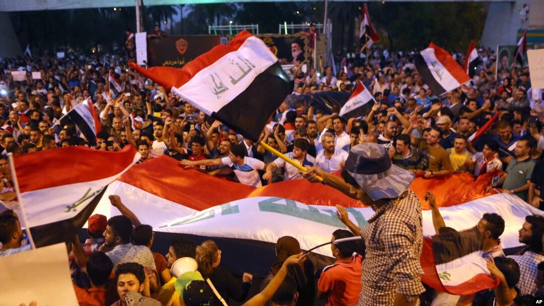 Demonstranti skandiraju parole podrške iračkom premijeru Hajdaru al-Abadiju na trgu Tahrir u Bagdadu, 9. avgusta 2015. 