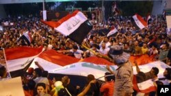 Demonstranti skandiraju parole podrške iračkom premijeru Hajdaru al-Abadiju na trgu Tahrir u Bagdadu, 9. avgusta 2015. 