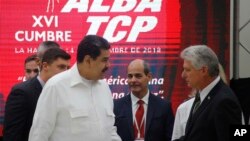 El presidente de Venezuela, Nicolás Maduro, habla con el presidente cubano, Miguel Díaz-Canel, durante la cumbre de Alianza Bolivariana para los Pueblos de Nuestra América, el viernes.