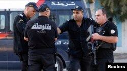 Des officiers de police garde un hotel à Sousse, Tunisie, le 27 juin 2015.