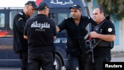 Des officiers de police garde un hotel à Sousse, Tunisie, le 27 juin 2015.