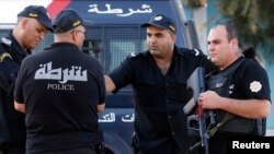 Des officiers de police à Sousse, Tunisie, 27 juin 2015.