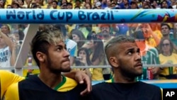 Neymar, à gauche et Dani Alves lors d'un match contre les Pays-Bas, Brésil le 12 juillet 2014 