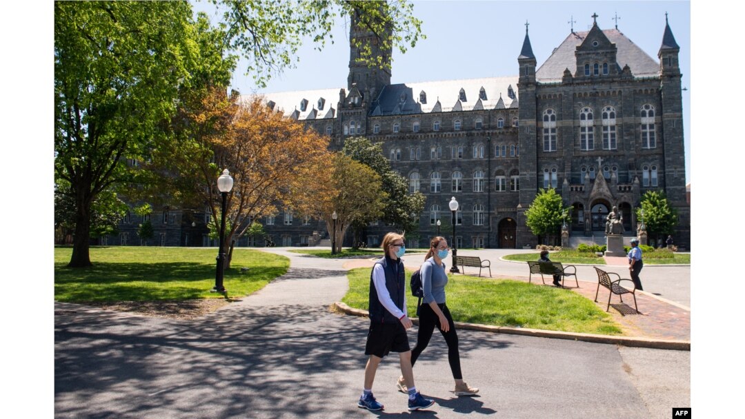 Kampus Universitas Georgetown terlihat hampir kosong karena kelas dibatalkan karena pandemi virus corona, di Washington, DC, 7 Mei 2020. (Foto: AFP)