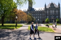 Kampus Universitas Georgetown terlihat hampir kosong karena kelas dibatalkan karena pandemi virus corona, di Washington, DC, 7 Mei 2020. (Foto: AFP)