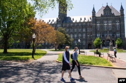 Kampus Universitas Georgetown terlihat hampir kosong karena kelas dibatalkan karena pandemi virus corona, di Washington, DC, 7 Mei 2020. (Foto: AFP)