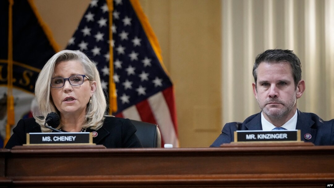 Republikanski članovi Kongresa Liz Cheneyi i Adam Kinzinger tokom sjednice odbora koji istražuje upad Trumpovih pristalica na Capitol.