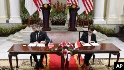 পররাষ্ট্রমন্ত্রী অ্যান্টনি ব্লিঙ্কেন এবং ইন্দোনেশিয়ার পররাষ্ট্রমন্ত্রী রেতনো মারসুদি জাকার্তায় এক সমঝোতা স্মারক স্বাক্ষর করছেন।