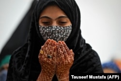 Muslim Kashmir berdoa di Hazratbal di Srinagar pada 22 Oktober 2021. (Foto: AFP/Tauseef Mustafa)