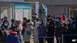 8일 마스크를 착용한 중국 베이징 시민들이 신종 코로나바이러스 감염 검사시설 앞에서 차례를 기다리고 있다. (자료사진)