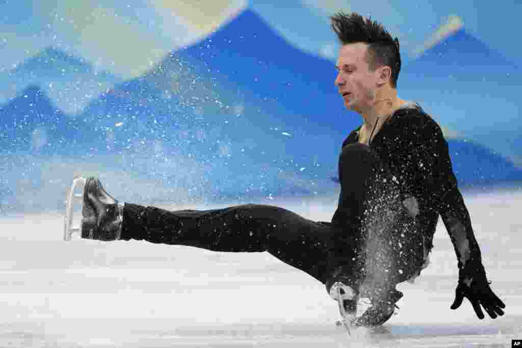 Alexei Bychenko of Israel falls during the men&#39;s short program figure skating competition at the 2022 Winter Olympics in Beijing.