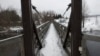 Sebuah jembatan yang melintasi sungai di perbatasan AS dan Kanada, Quebec 2 Maret 2017, sebagai ilustrasi. (Foto: AFP)