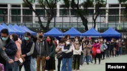 香港市民在荃灣一個檢測中心排隊等候做新冠病毒核酸檢測。（2022年2月8日）