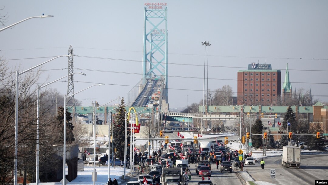 Kamionidžije su blokirale most koji povezuje Vindzor u Ontariju, u Kanadi i Detroit, u Mičigenu u SAD (Foto: Reuters/Carlos Osorio)