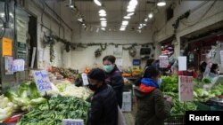 Pelanggan berbelanja sayuran di pasar basah di Tsuen Wan, menyusul wabah COVID-19 di Hong Kong, China, 8 Februari 2022. (Foto: REUTERS/Lam Yik)