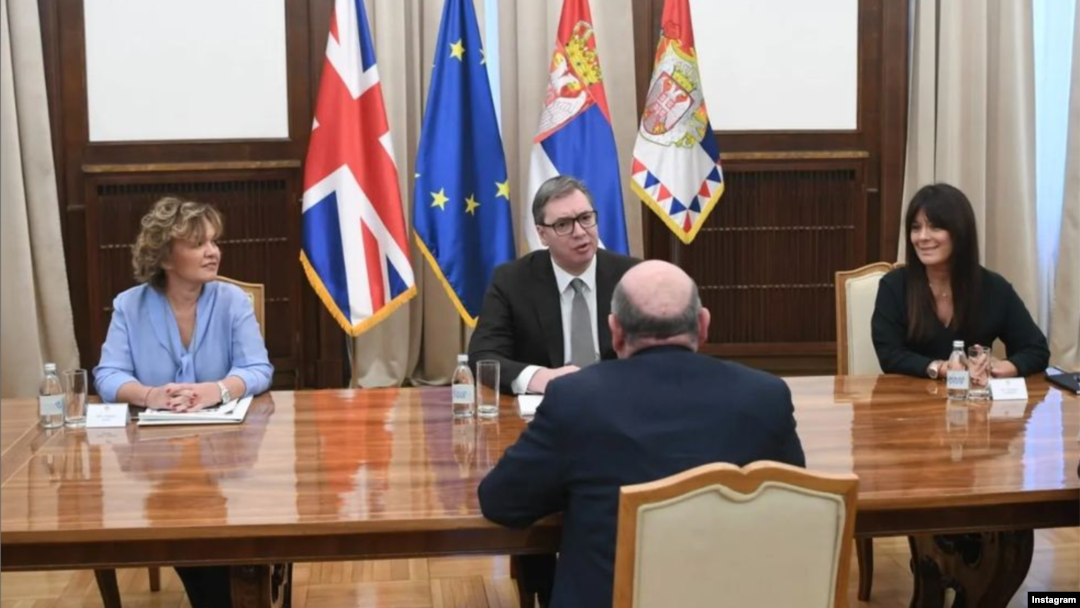 Predsednik Srbije Aleksandar Vučić tokom razgovora sa specijalim izaslanikom premijera Velike Britanije za Balkan, Dejvidom Pičom, u Predsedništvu Srbije u Beogradu, 8. februara 2022. (Foto: Instagram profil predsednika Srbije)