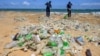 Polisi Perlindungan Lingkungan Hidup membersihkan pantai dari sampah-sampah dalam rangka peringatan Hari LIngkungan Internasional, di pinggiran Kota Kolombo, Sri Lanka, 5 Juni 2020. (Foto: Lakruwan/Manniarachchi/AFP)