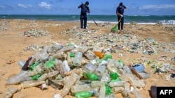 스리랑카 해안에서 환경보호 요원들이 플라스틱 쓰레기 등을 수거하고 있다. (자료사진)