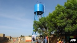 Les habitants prennent l'eau du puits près de Gao, Mali, le 4 novembre 2017.