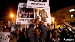 African migrants and Israeli activists demonstrate against the Israeli government's plan to deport African migrants, in Jerusalem, April 4, 2018.