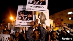 African migrants and Israeli activists demonstrate against the Israeli government's plan to deport African migrants, in Jerusalem, April 4, 2018.