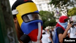 La violencia en las calles obliga a periodistas a proteger su integridad con chalecos antibalas y máscaras antigas.