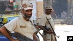 Kiểm tra thi hài các cảnh sát viên bị giết tại thành phố Rafah, cách đông bắc Cairo 350 km.