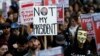 Protesta de jóvenes en el centro de Seattle rechazando la elección de Donald Trump.