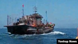 Kapal penangkap ikan berbendera China di perairan dekat perbatasan Korea Utara,31 Juni 2016. (Foto: dok). Pemerintah Indonesia secara resmi meminta Dewan HAM PBB memberi perhatian terhadap kasus dugaan pelanggaran HAM dalam industri perikanan.