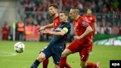 Xabi Alonso de Bayern, à gauche, et son co-équipier Franck Ribéry, à droite, aux prises avec Gabi de Madrid au cours du match retour de demi-finale de football de la Ligue des Champions entre le Bayern Munich et l’Atletico Madrid à Munich, Allemagne, 3 mai 2016. epa/ Angelika Warmuth