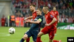 Xabi Alonso de Bayern, à gauche, et son co-équipier Franck Ribéry, à droite, aux prises avec Gabi de Madrid au cours du match retour de demi-finale de football de la Ligue des Champions entre le Bayern Munich et l’Atletico Madrid à Munich, Allemagne, 3 ma