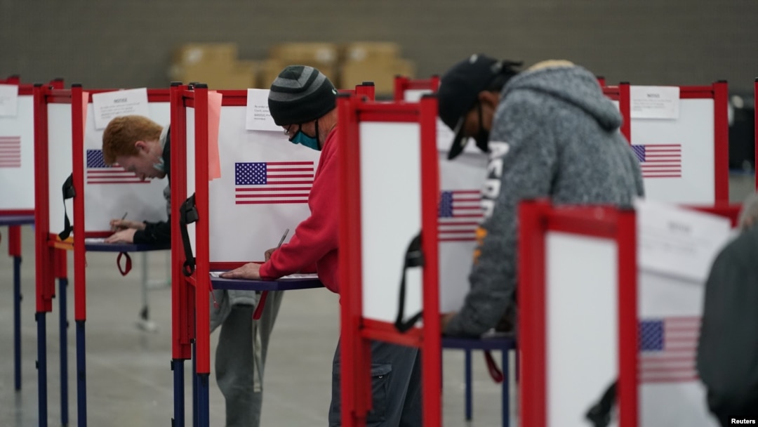 Pemilih memberikan suaranya di Louisville, Kentucky, AS.