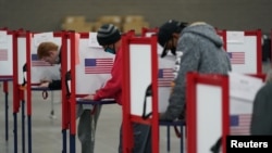 Pemilih memberikan suaranya di Louisville, Kentucky, AS.