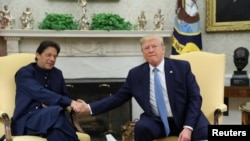 Perdana Menteri Pakistan Imran Khan berjabat tangan dengan Presiden Donald Trump saat pertemuan di Ruang Oval di Gedung Putih, Washington, 22 Juli 2019.
