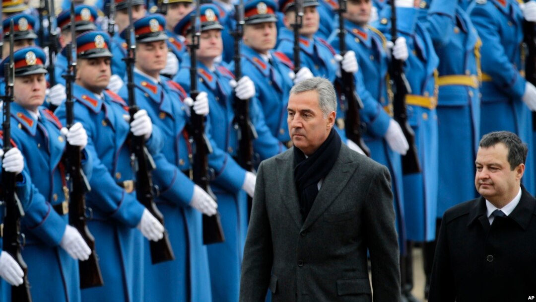 Crnogorski premijer Milo Đukanović i premijer Srbije Ivica Dačić tokom ceremonije dobrodošlice u Beogradu