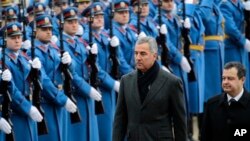 Crnogorski premijer Milo Đukanović i premijer Srbije Ivica Dačić tokom ceremonije dobrodošlice u Beogradu