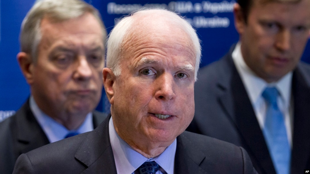 El senador John McCain, habla durante una conferencia de prensa en Kiev.