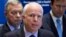 El senador John McCain, habla durante una conferencia de prensa en Kiev.